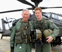Le Prince Harry devant un hélicoptère Apache, avec son père Charles